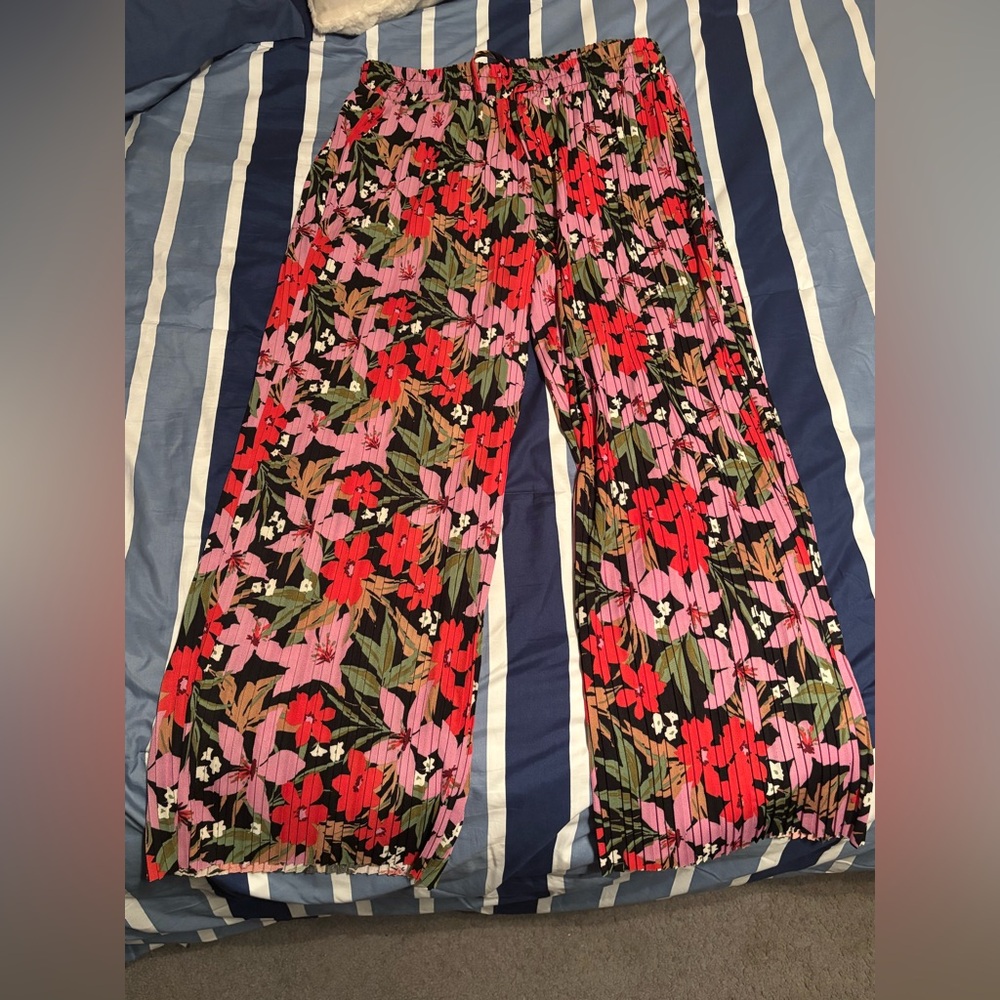 Floral Wide-Leg Pleated Plus Size Pants